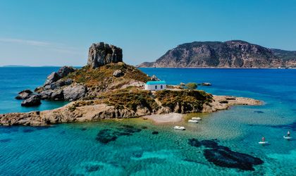 Eine Luftaufnahme einer Insel mit einer Kirche auf einem Felsen.