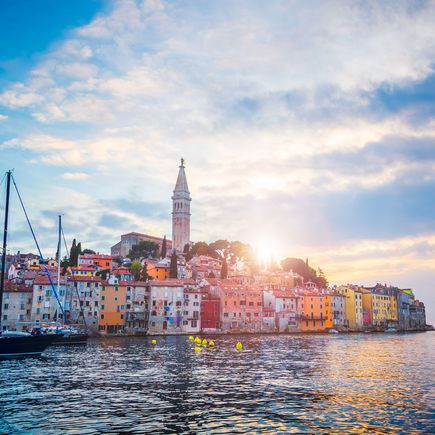 Camping Istrien Kroatien Urlaub Reisen Farbenfrohe Stadt am Wasser im Sonnenuntergang