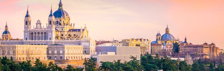 Die Kathedrale Almudena in Madrid, Spanien, mit dem Königspalast im Hintergrund.