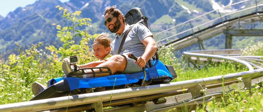 Vater und Sohn in einer Sommer Bobbahn