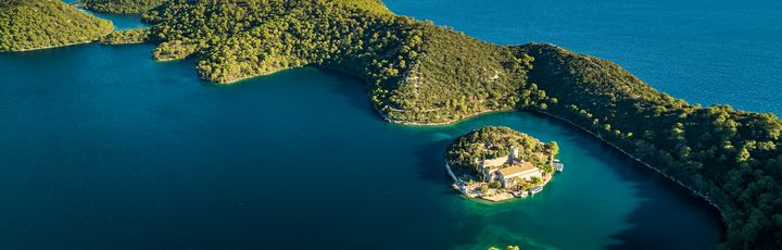 Nationalpark Mljet- kleines Boot fährt über das wasser