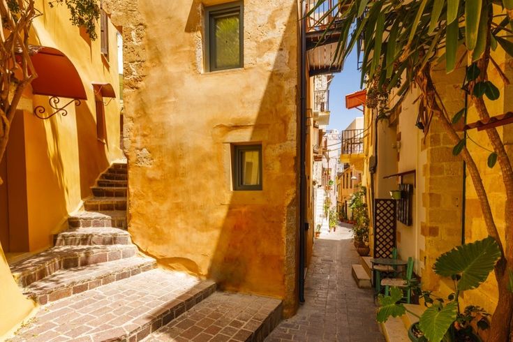 Eine enge Gasse mit alten Gebäuden.