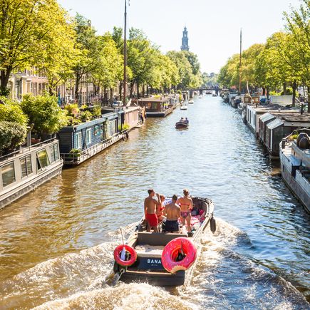 Mit einem gemieteten Boot auf den Grachten unterwegs