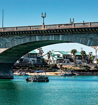 Blick auf Brücke, darunter fährt ein kleines Boot