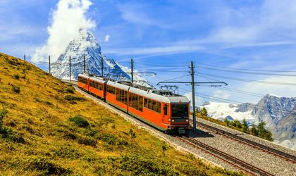 Gornergratbahn und Matterhorn fährt im schweizer Bergpanorama