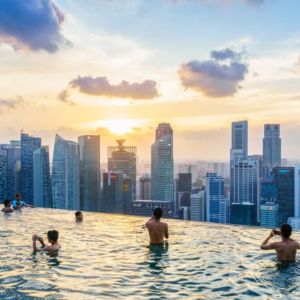 Menschen im Pool mit Blick auf Singapur Skyline
