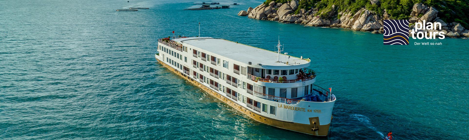La Marguerite Schiff auf dem Meer mit viel Wasser und im Hintergrund Berge