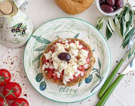 Griechische Vorspeise mit Tomaten, Feta und Oliven auf schönem mediterranen Teller