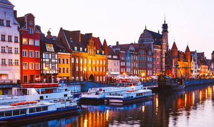 Eine Altstadt in Danzig, Polen, mit bunten Häusern am Kanal und Booten.