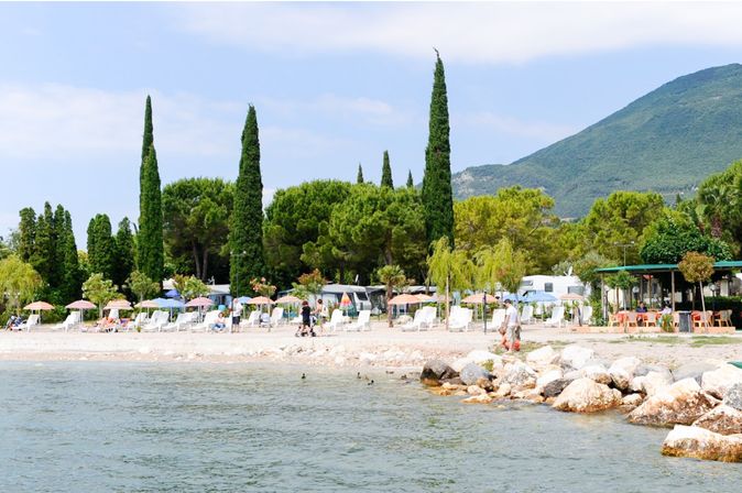 Camping Italien Gardasee Strand eines Campingplatzes