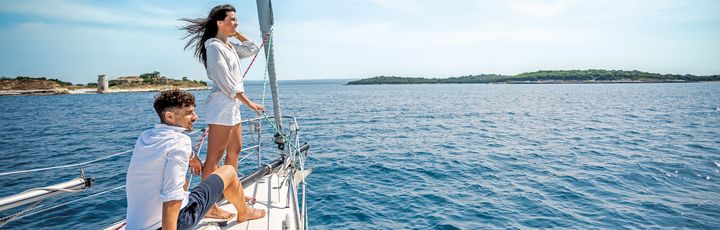 Ein Paar am Heck von einem Segelboot