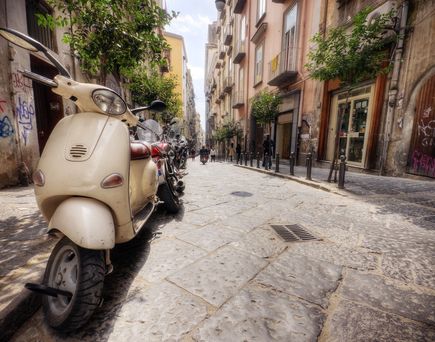 Eine enge Gasse mit alten Gebäuden.