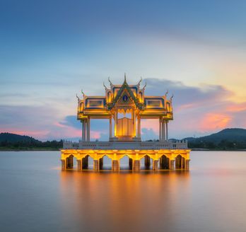 Sonnenuntergangsansicht des thailändischen Pavillons im Khao Tao Stausee, Hua hin, Thailand