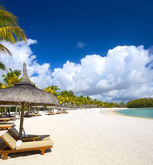 Holzliegen am tropisch weißen Strand von Mauritius