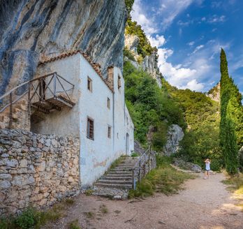 Ein schmaler Wanderweg in den Bergen.