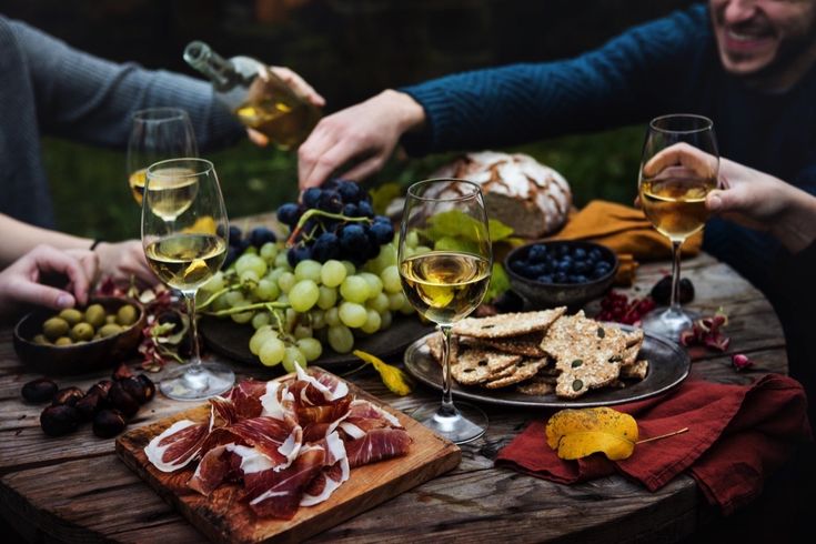 Ein Teller mit verschiedenen Speisen, darunter Fisch und Gemüse.