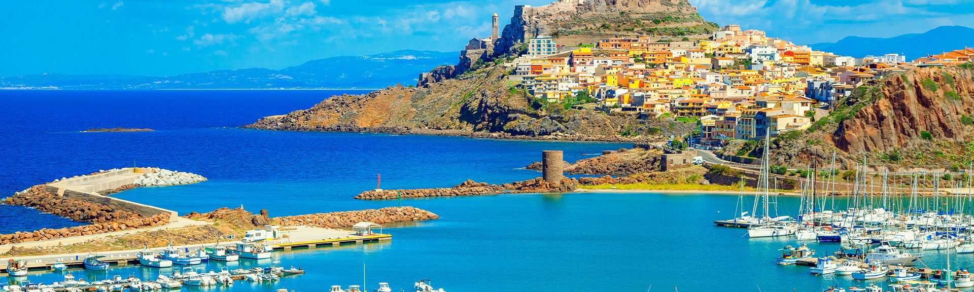 Blick auf Hafen von Sardinien 