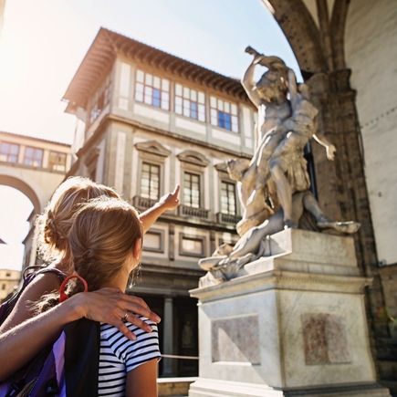 Mutter und Tochter besichtigen Florenz