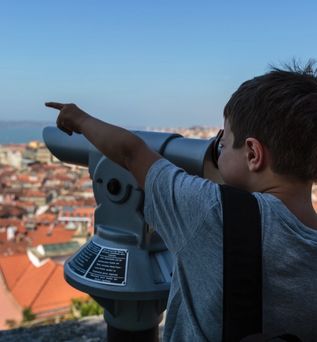 Junge Ausblick Burg Sao Jorge