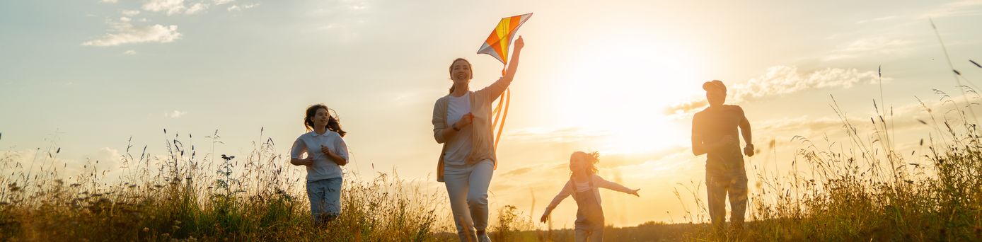 Familie beim Drachensteigenlassen