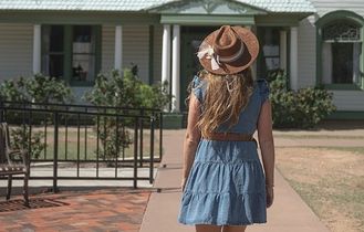 Frau vor Haus in Lubbock