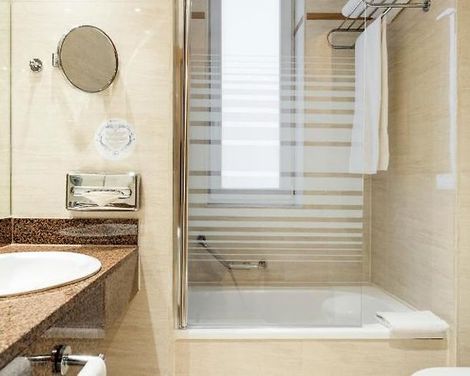 Hotel ILUNION Les Corts-3