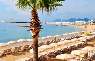 Strand mit Liegen