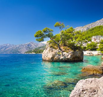 Eine felsige Bucht mit türkisblauem Wasser.