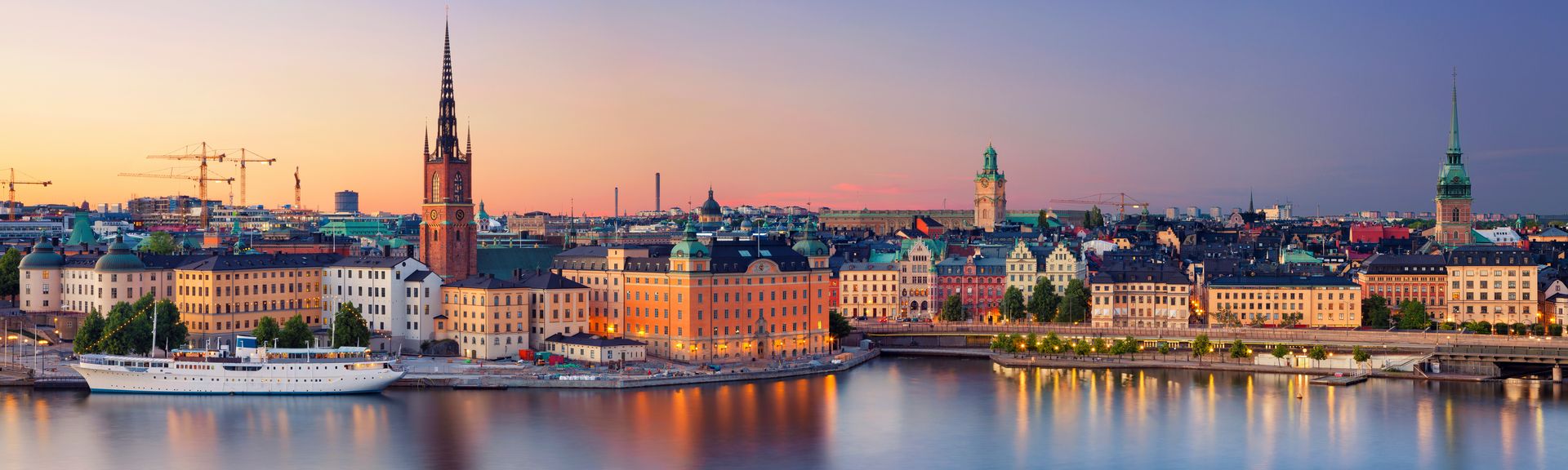 Blick über das Wasser hin zu den imposanten Gebäuden Stockholms. 
