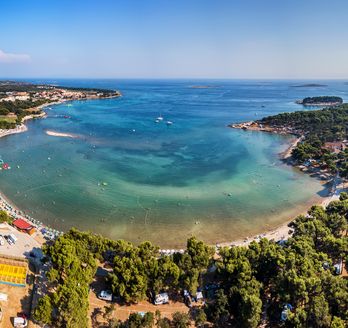 Eine Luftaufnahme einer Bucht mit türkisfarbenem Wasser.