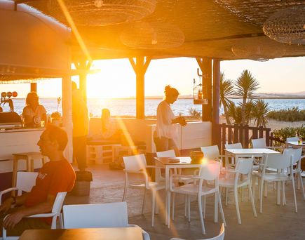 Ein Sonnenuntergang durch ein Fenster in einem Restaurant.