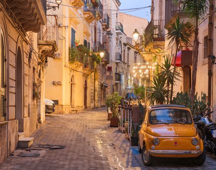 Orangfarbener alter Fiat in italienischer GAsse