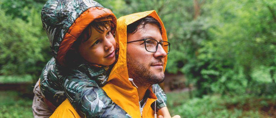 Vater und Sohn im Regen