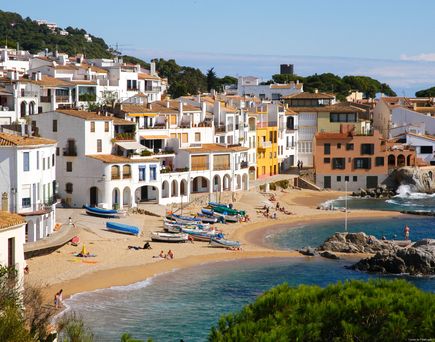 Blick auf die Stadt Calella de Palafrugell