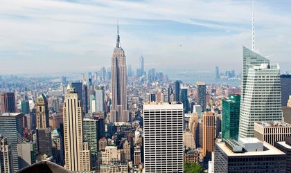 Eine Luftaufnahme der Skyline von New York City mit vielen Wolkenkratzern.