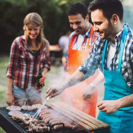 Freunde grillen