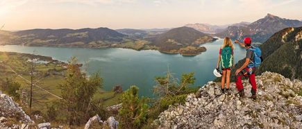 Vater mit Tochter - Blick auf den Mondsee