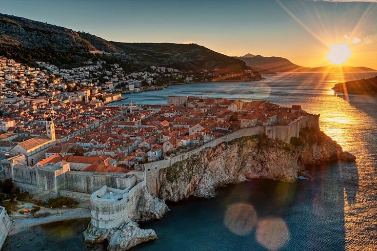 Eine Luftaufnahme von Dubrovnik, Kroatien, mit der Altstadt und dem Meer bei Sonnenuntergang.