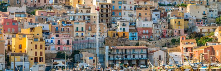 Agrigento Blick auf bunte Häuser