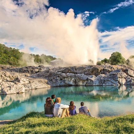 Camper Neuseeland Urlaub Reisen Menschen vor See und Geysir in Rotorua