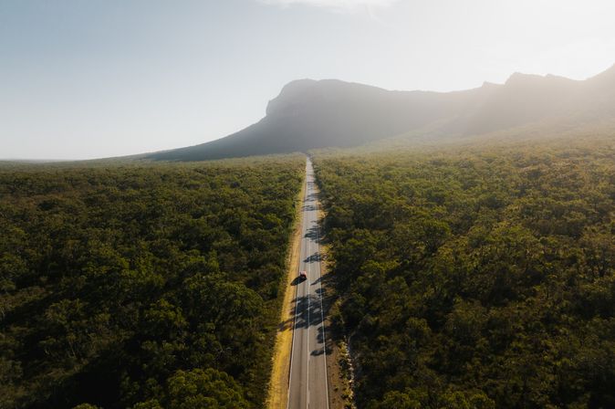 Grampians Die Grampians sind ein beeindruckendes Gebirge und Nationalpark im Bundesstaat Victoria, etwa 260 km westlich von Melbourne