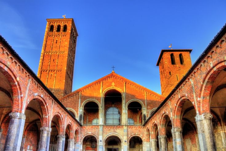 Eine historische Architektur mit einem Bogen und einem Turm.