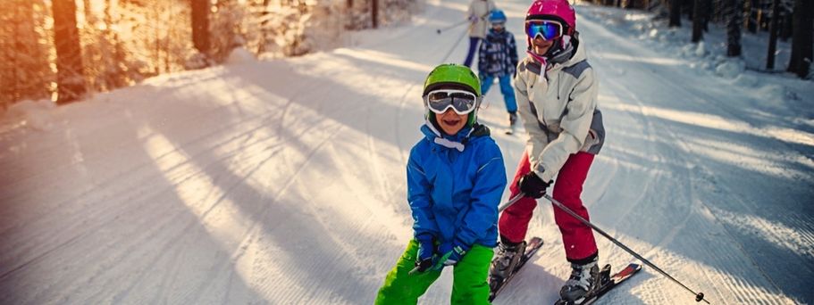 Familie beim Skifahren