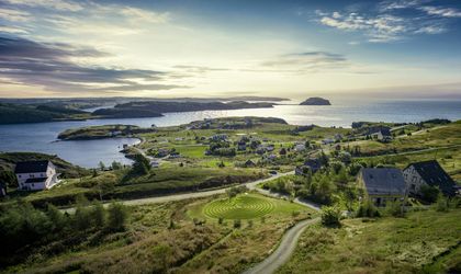 Zu sehen ist Port Rexton, ein schönes Örtchen in flacher Landschaft, umgeben von viel Wasser und kleinen Inseln.