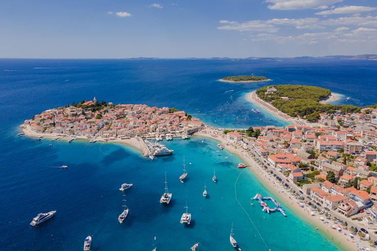 Eine Luftaufnahme einer Küstenstadt mit einer Insel und dem Meer.