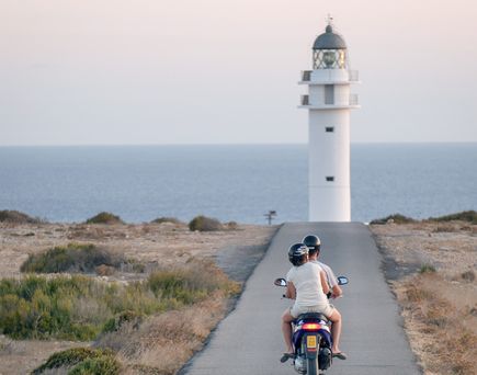 Pärchen auf dem Weg zum Leuchtturm am Cap de Barbaria