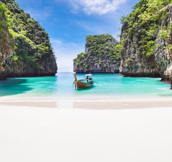 Thai traditionelles hölzernes Longtail-Boot und schöner Strand in der Provinz Phuket, Thailand