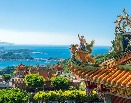 Blick vorbei an einem Tempel auf das Meer