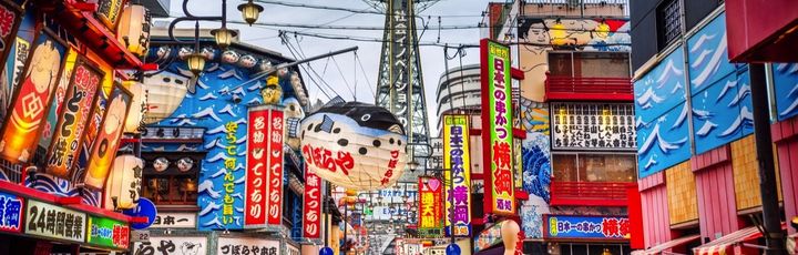 Belebte Einkaufsstraße in Osaka mit bunten Leuchtreklamen – Zwischen grellen Leuchtreklamen und traditioneller Küche pulsiert das Leben in Osakas Vergnügungsviertel.