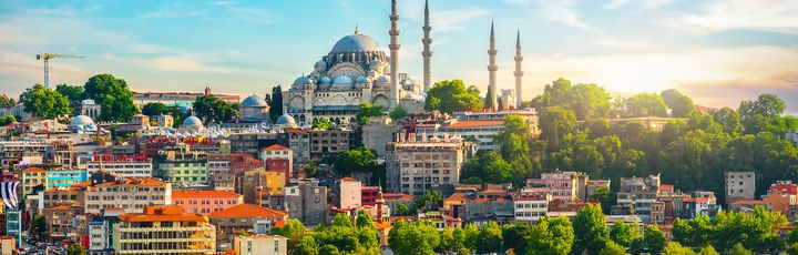 Blick vom Goldenen Horn aus auf das Stadtbild von Istanbul mit Moschee